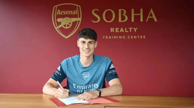 Kepa Arrizabalaga trong ngày ký hợp đồng với Arsenal.